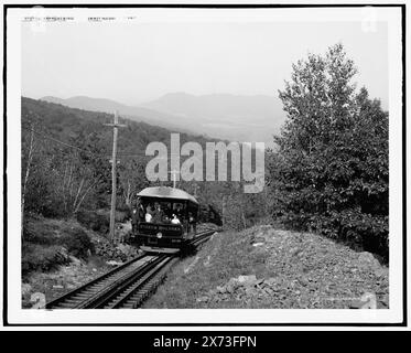 Vicino a Summit House, Mt. Tom, Mass., 'Elizur Holyoke' di fronte al treno Mount Tom Railway., Detroit Publishing Co. N. 072020., Gift; State Historical Society of Colorado; 1949, ferrovie inclinate. , Montagne. , Stati Uniti, Massachusetts, Tom, Mount. Foto Stock