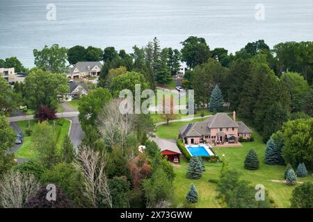 Casa residenziale privata nell'area suburbana del lago a Rochester, New York. Elegante casa suburbana con grande piscina sul retro e verde Foto Stock