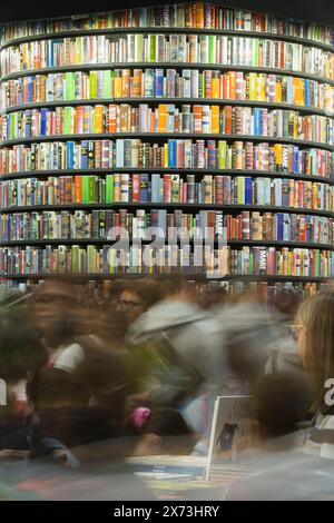 Visitatori che passano tra gli stand della Fiera del Libro di Torino 2024 (Salone internazionale del libro di Torino) Foto Stock