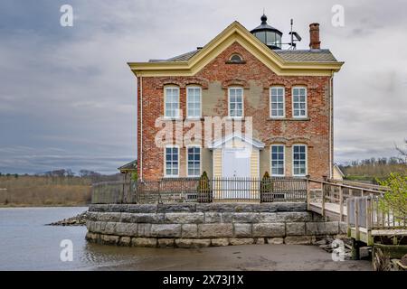 Saugerties , NY, USA - 04-19-2024: Foto di primavera dello storico faro di Saugerties sul fiume Hudson. Foto Stock