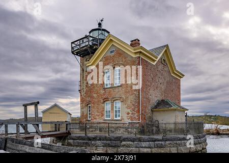 Saugerties , NY, USA - 04-19-2024: Foto di primavera dello storico faro di Saugerties sul fiume Hudson. Foto Stock