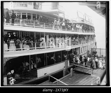 Fuori per una vacanza sul fiume, titolo a Detroit, Catalogo P (1906): Str. Columbia, fuori per una vacanza sul fiume, Detroit, Mich., Detroit Publishing Co. No 016497., Gift; State Historical Society of Colorado; 1949, Columbia (Steamboat) , Steamboats. , Passeggeri. , Moli e moli. , Stati Uniti, Michigan, Detroit. Foto Stock