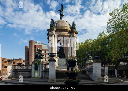 Pomeriggio primaverile al monumento della Regina Vittoria a Liverpool. Foto Stock