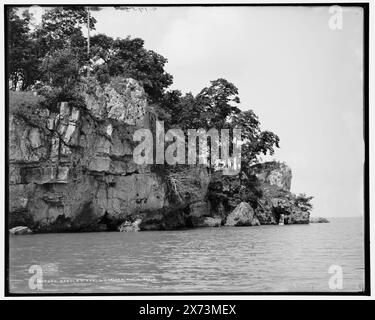 Needle's Eye, Gibraltar Island, Put-in-Bay, Ohio, "G 1955" su negative., Detroit Publishing Co. N. 017303., Gift; State Historical Society of Colorado; 1949, formazioni rocciose. , Fronti d'acqua. , Stati Uniti, Ohio, Put-in-Bay. , Stati Uniti, Erie, Lake. Foto Stock