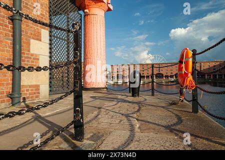 Pomeriggio primaverile all'Albert Dock di Liverpool, Inghilterra. Foto Stock