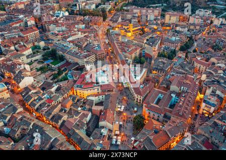 Vista dall'alto del centro della città di Segovia in serata Foto Stock