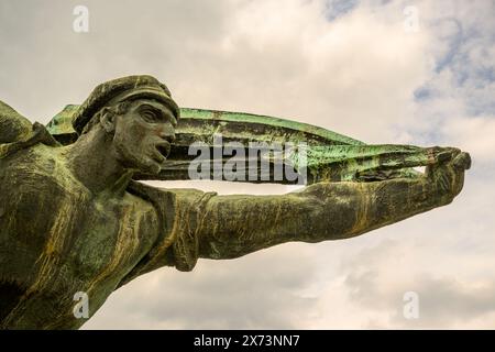 Monumento della Repubblica dei Consigli, (marinaio di carica) al Parco Memento, Budapest, Ungheria Foto Stock