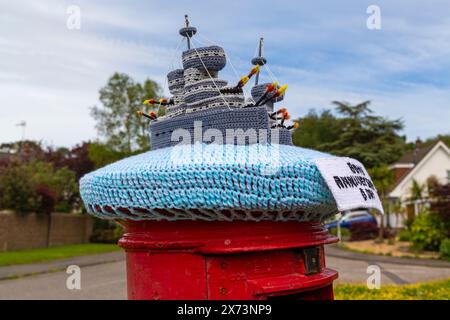 Poole, Dorset, Regno Unito. 17 maggio 2024. Cartolina per commemorare il 80° anniversario del D-Day il 6 giugno. Crediti: Carolyn Jenkins/Alamy Live News - topper per scatole postali, topper per lettere, topper per scatole di lettere, toppers, bombe in filato, bomba in filato Foto Stock