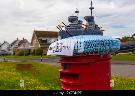Poole, Dorset, Regno Unito. 17 maggio 2024. Cartolina per commemorare il 80° anniversario del D-Day il 6 giugno. Crediti: Carolyn Jenkins/Alamy Live News - topper per scatole postali, topper per lettere, topper per scatole di lettere, toppers, bombe in filato, bomba in filato Foto Stock
