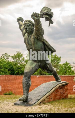 Monumento della Repubblica dei Consigli, (marinaio di carica) al Parco Memento, Budapest, Ungheria Foto Stock