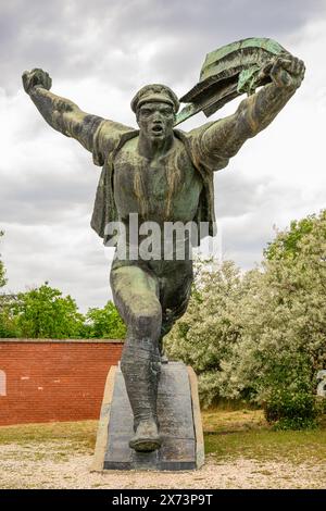 Monumento della Repubblica dei Consigli, (marinaio di carica) al Parco Memento, Budapest, Ungheria Foto Stock