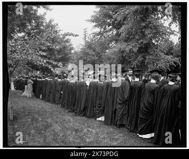 Giorno di inizio, parata senior, University of Michigan, Title from jacket., Detroit Publishing Co. N. 033114., Gift; State Historical Society of Colorado; 1949, University of Michigan. , Cerimonie di laurea. , Università e college. , Studenti. , Donne, istruzione. , Stati Uniti, Michigan, Ann Arbor. Foto Stock