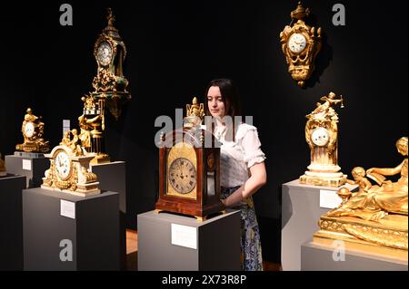 Venerdì 17 maggio, Christie's svelerà quasi 250 opere d'arte raccolte e apprezzate dalle creazioni di tre dinastie di Dealing: Londra, Parigi, Ginevra, che sono stati al centro del mercato internazionale dell’arte per quasi un secolo, prima dell’asta al Christie’s London il 23 maggio 2024. La vendita comprende una variegata e variegata «menagerie» di animali e uccelli cinesi e giapponesi, realizzata in porcellana, bronzo, smalto cloisonné e squisita lacca, oltre a mobili, arti decorative e orologi che rappresentano un vero e proprio richiamo di alcuni dei più celebri artigiani francesi ... Foto Stock