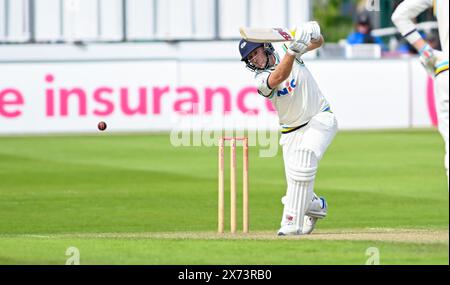 Hove UK 17 maggio 2024 - Joe Root batte per lo Yorkshire durante il primo giorno della partita di cricket Vitality County Championship League Two tra Sussex e Yorkshire al 1st Central County Ground a Hove : Credit Simon Dack /TPI/ Alamy Live News Foto Stock