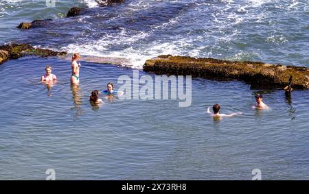 St Andrews, Fife, Scozia, Regno Unito. 17 maggio 2024. Meteo nel Regno Unito: St Andrews sta vivendo un'incredibile ondata di caldo primaverile. Sia la gente del posto che i turisti trascorrono la giornata a Castle Beach, godendosi il caldo sole di maggio, prendendo il sole e rinfrescandosi nella piscina all'aperto. Crediti: Dundee Photographics/Alamy Live News Foto Stock