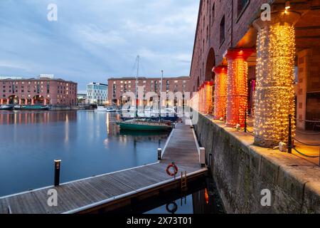 La notte cala al Royal Albert Dock di Liverpool. Foto Stock