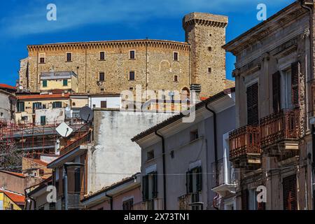 Il castello ducale di Casoli, noto anche come castello di Masciantonio, si erge sopra il paese di Casoli. Casoli, provincia di Chieti, Abruzzo, Italia, Europa Foto Stock