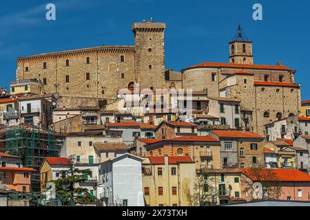 Il castello ducale di Casoli si erge insieme alla chiesa di Santa Maria maggiore sopra il paese di Casoli. Abruzzo, Italia, Europa Foto Stock