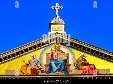 Gesù Paul Peter mosaico facciata Basilica Papale di San Paolo oltre le pareti della chiesa cattedrale di Roma Italia. Una delle 4 basiliche papali, stabilita nel Santo Pa Foto Stock