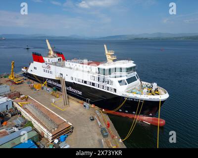 Port Glasgow, Scozia, Regno Unito. 17 maggio 2024. Vista aerea del traghetto Caledonian MacBrayne Glen Rosa presso il cantiere navale Ferguson Marine di Port Glasgow sul fiume Clyde. Il traghetto, molto ritardato, è ora in fase di allestimento. Iain Masterton/Alamy Live News Foto Stock