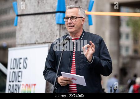 Jährlicher Gedenktag , der auf Diskriminierung und Gewalt an Queer Menschen hinweist, IDAHOBITA Andreas Wolter Grüne, Bürgermeister von Köln die Versammlung zum IDAHOBITA Tag, giornata internazionale contro l'Homo-, Bi-, Inter, Trans-, Asexualphobia. Jährlicher Gedenktag , der auf Diskriminierung und Gewalt an Queer Menschen hinweist. Köln Köln Hauptbahnhof NRW Deutschland *** giornata annuale della memoria che richiama l'attenzione sulla discriminazione e la violenza contro i queer, IDAHOBITA Andreas Wolter Grüne , Sindaco di Colonia l'Assemblea per la giornata dell'IDAHOBITA, giornata internazionale contro l'Homo , Bi , Inter, Foto Stock