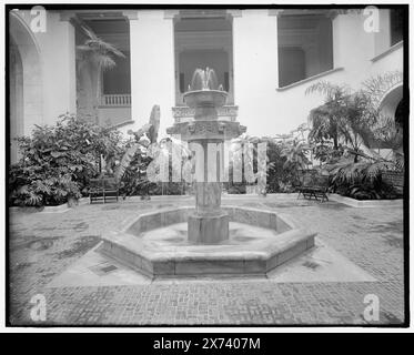 Gloria Vanderbilt Whitney Fountain, International Bureau of American Republics (Pan American Union), Washington, D.C., Title from jacket., 'G 8031' on negative., Detroit Publishing Co. N. 039979., Gift; State Historical Society of Colorado; 1949, Fountains. , Cortili. , Strutture delle organizzazioni. , Organizzazioni internazionali. , Stati Uniti, Distretto di Columbia, Washington (D.C.) Foto Stock