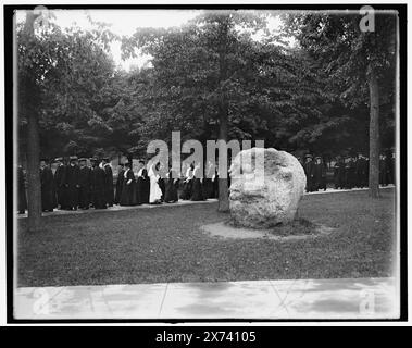 Giorno di inizio, parata senior, Università del Michigan, titolo da giacca., 'Class of 1862' on rock., Detroit Publishing Co. N. 033112., Gift; State Historical Society of Colorado; 1949, University of Michigan. , Cerimonie di laurea. , Università e college. , Stati Uniti, Michigan, Ann Arbor. Foto Stock