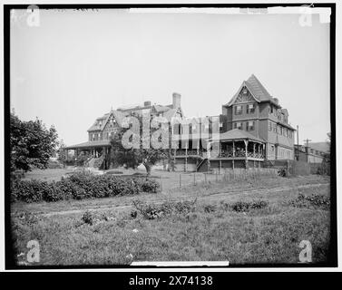 Eastern Yacht Club, Marblehead, Mass., le immagini dei videodischi sono fuori sequenza; l'ordine effettivo da sinistra a destra è 06971, 06970., '2863', '2864' su negativi., Detroit Publishing Co. N. 010948., Gift; State Historical Society of Colorado; 1949, Eastern Yacht Club. , Clubhouse. , Yacht club. , Stati Uniti, Massachusetts, Marblehead. Foto Stock