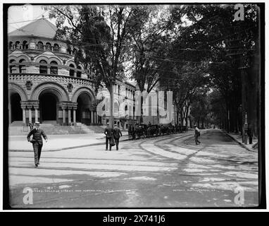 College Street and Osborn Hall, Yale College, Date based on Detroit, Catalogue J Supplement (1901-1906)., '50-55' on negative., Detroit Publishing Co. N.. 014385., Gift; State Historical Society of Colorado; 1949, Yale University. , Università e college. , Strutture educative. , Strade. , Stati Uniti, Connecticut, New Haven. Foto Stock