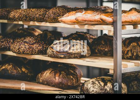 Pane appena sfornato in un carrello in una panetteria Foto Stock