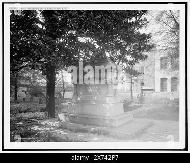 John C. Calhoun's grave, Charleston, S.C., Detroit Publishing Co. N. 017705., Gift; State Historical Society of Colorado; 1949, Calhoun, John C., (John Caldwell), 1782-1850. , Tombe e monumenti sepolcrali. , Stati Uniti, Carolina del Sud, Charleston. Foto Stock