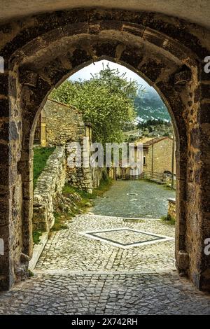 Una delle porte della città, porta Santa Maria, del borgo medievale di Castel del Monte. Castel del Monte, provincia dell'Aquila, Abruzzo, Italia, Europa Foto Stock