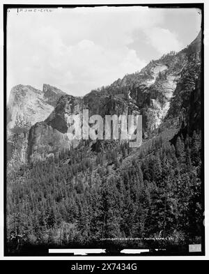 Yosemite Valley from Artist's Point, videodisc images out of sequence; l'ordine effettivo da sinistra a destra è 1A-06289, 06288, 06287., Detroit Publishing Co. N. 010573., Gift; State Historical Society of Colorado; 1949, Mountains. , Valli. , Parchi nazionali e riserve. , Stati Uniti, California, Yosemite Valley. , Stati Uniti, California, Parco Nazionale di Yosemite. Foto Stock