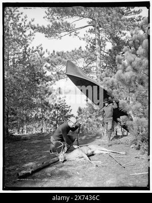 Caccia negli Adirondacks, corrispondente trasparenza vetro (con lo stesso codice di serie) disponibile su videodisc frame 1A-29962., 'G 1452' e '03' su negative., Detroit Publishing Co. N.. 016831., Gift; State Historical Society of Colorado; 1949, Dead Animals. , Caccia al cervo. , Canoes. , Stati Uniti, New York (Stato), monti Adirondack. Foto Stock