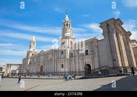 Cattedrale di Arequipa costruita interamente in sillar e piazza principale. Enero 2018, Arequipa Perù. Foto Stock