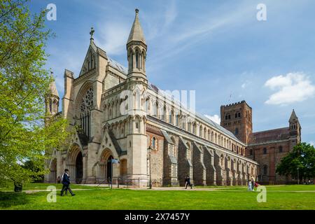 Pomeriggio primaverile alla cattedrale di St Albans a St Albans, Hertfordshire, Inghilterra. Foto Stock