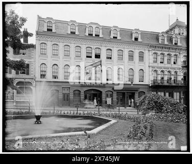 Opera House, Newport, R.I., '357' in negativo., Detroit Publishing Co. N. 018336., Gift; State Historical Society of Colorado; 1949, Opera House. , Fontane. , Stati Uniti, Rhode Island, Newport. Foto Stock