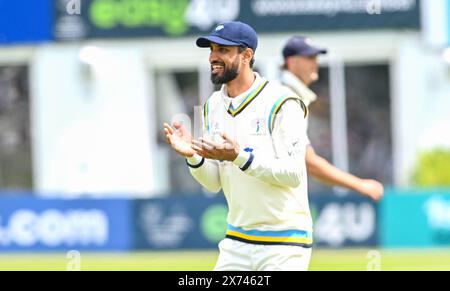 Hove UK 17 maggio 2024 - il capitano dello Yorkshire Shan Masood durante il primo giorno del Vitality County Championship League due partite di cricket tra Sussex e Yorkshire al 1° Central County Ground a Hove: Credit Simon Dack /TPI/ Alamy Live News Foto Stock