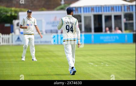 Hove UK 17 maggio 2024 - il capitano dello Yorkshire Shan Masood durante il primo giorno del Vitality County Championship League due partite di cricket tra Sussex e Yorkshire al 1° Central County Ground a Hove: Credit Simon Dack /TPI/ Alamy Live News Foto Stock