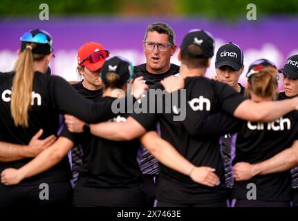 L'allenatore inglese Jon Lewis (centro) parla con le giocatrici in vista della seconda partita IT20 femminile al County Ground, Northampton. Data foto: Venerdì 17 maggio 2024. Foto Stock