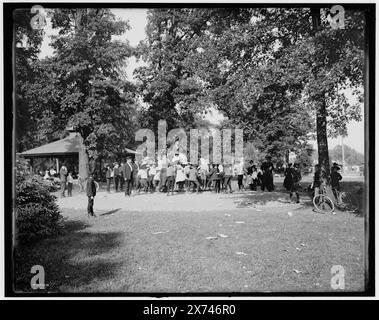 Parco giochi per bambini, Belle Isle Park, Detroit, Michigan, Title from jacket., Detroit Publishing Co. n. 033110., Gift; State Historical Society of Colorado; 1949, parchi giochi. , Parchi. , Bambini che giocano all'aperto. , Stati Uniti, Michigan, Detroit. Foto Stock