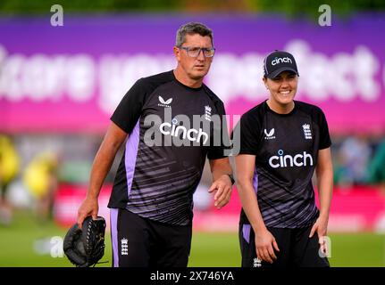 L'allenatore inglese Jon Lewis davanti alla seconda partita IT20 femminile al County Ground di Northampton. Data foto: Venerdì 17 maggio 2024. Foto Stock