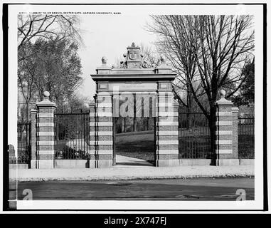 Class of '90 or Samuel Dexter Gate, Harvard University, Mass., Date based on Detroit, Catalogue P (1906)., '1712' on negative., Detroit Publishing Co. N.. 017211., Gift; State Historical Society of Colorado; 1949, Università di Harvard. , Università e college. , Gates. , Stati Uniti, Massachusetts, Cambridge. Foto Stock