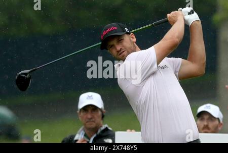 Louisville, Stati Uniti. 17 maggio 2024. Wyndham Clark colpisce un tee shot sulla dodicesima buca durante la seconda fase del campionato PGA 2024 al Valhalla Golf Course venerdì 17 maggio 2024 a Louisville, Kentucky. Foto di John Sommers II/UPI credito: UPI/Alamy Live News Foto Stock