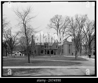 Campus, Yale College, New Haven, Conn., originariamente parte di un panorama in tre parti; sezione destra non in collezione., le immagini videodisc sono fuori sequenza; l'ordine effettivo da sinistra a destra è 1A-10489, 10488., '3 R [sic]' e '3918; 3C' rispettivamente a sinistra e al centro negativi., Detroit Publishing Co. N. 015703., Gift; State Historical Society of Colorado; 1949, Yale University. , Università e college. , Strutture educative. , Stati Uniti, Connecticut, New Haven. Foto Stock