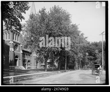 Oak St., a nord della chiesa metodista, Plattsburgh, N.Y., '3676' su negative., Detroit Publishing Co. N. 019884., Gift; State Historical Society of Colorado; 1949, Streets. , Stati Uniti, New York (Stato), Plattsburgh. Foto Stock