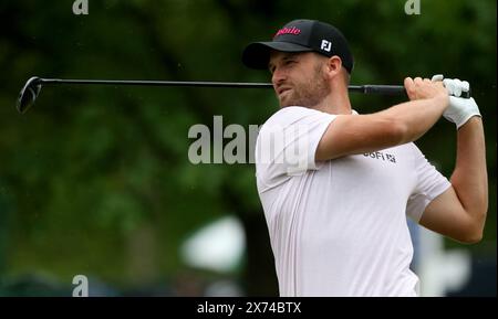 Louisville, Stati Uniti. 17 maggio 2024. Wyndham Clark colpisce un tee shot sulla quindicesima buca durante la seconda fase del campionato PGA 2024 al Valhalla Golf Course venerdì 17 maggio 2024 a Louisville, Kentucky. Foto di John Sommers II/UPI credito: UPI/Alamy Live News Foto Stock