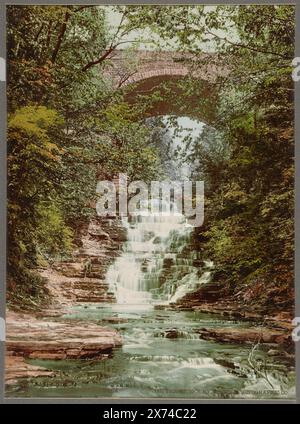 Cascadilla Gorge, Ithaca, in album preparato da Detroit Photographic Co. Da utilizzare come catalogo nel suo ufficio., Detroit Publishing Co., no 53584., Gift; State Historical Society of Colorado; 1955, Waterfalls. , Fiumi. , Stati Uniti, New York (Stato), Ithaca. , Stati Uniti, New York (Stato), Cascadilla Creek. Foto Stock