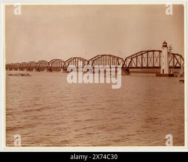 International Bridge and light House, S.S. Marie, Mich., negative cracked across upper right., 'G 4569' on negative., Detroit Publishing Co. N. 070575., Gift; State Historical Society of Colorado; 1949, Railroad Bridges. , Fari. , Fiumi. , Stati Uniti, Michigan, Sault Sainte Marie. , Canada, Ontario, fiume Saint Marys. , Stati Uniti, Michigan, fiume Saint Marys. Foto Stock