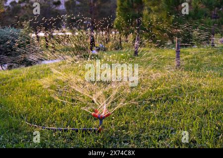 Baku. Azerbaigian. 09.21.2021. Spruzzare l'aria dal dispositivo di irrigazione sul prato. Foto Stock